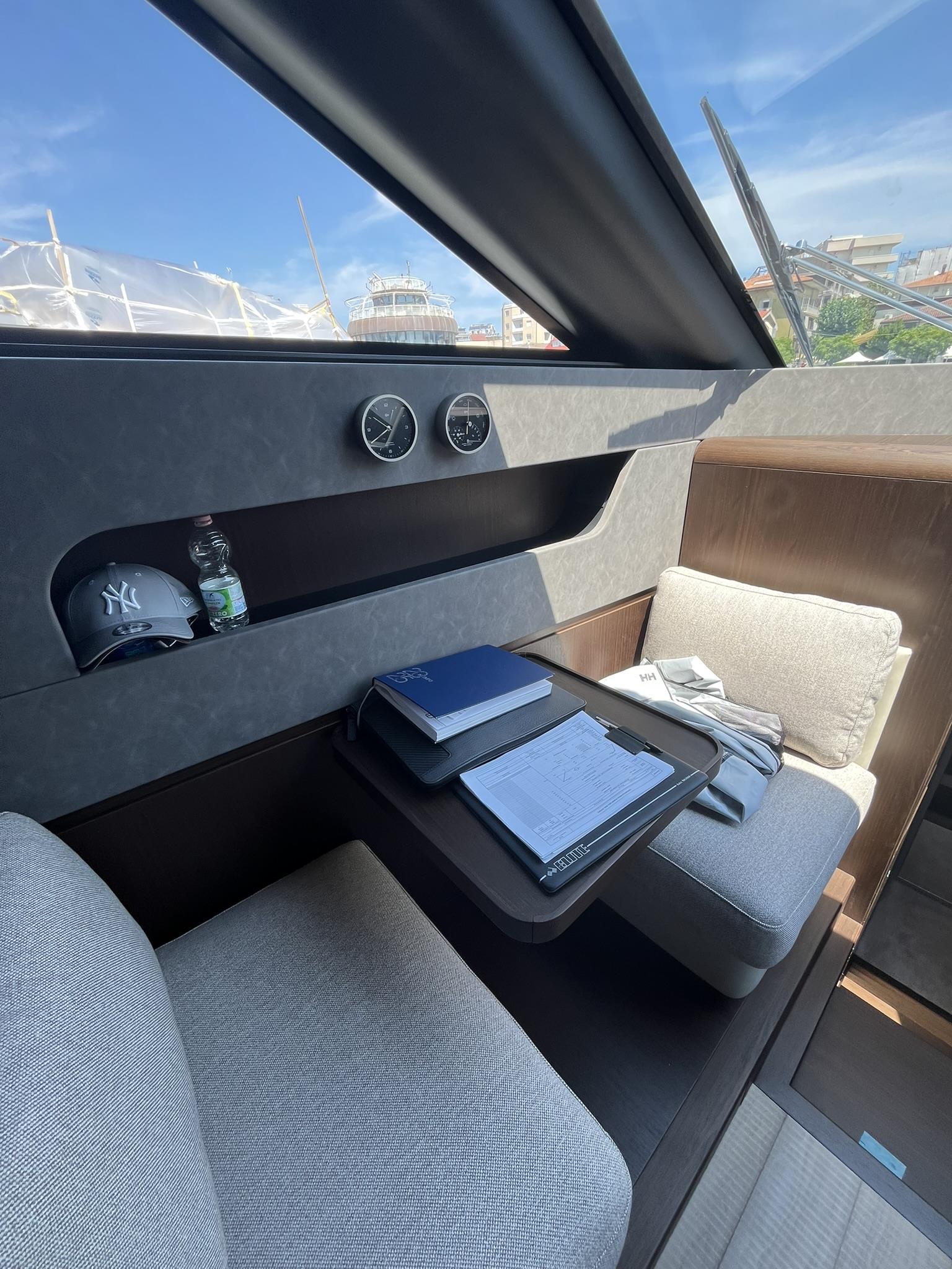 2025 FERRETTI YACHTS 860 